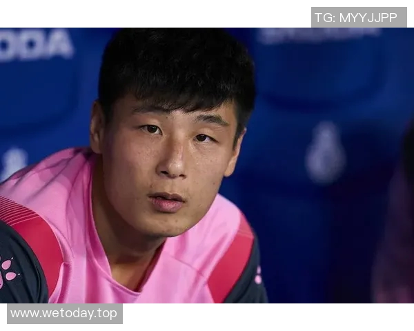 武磊赛场爆发小插曲，裁判如何处理？