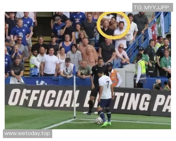 镜头捕捉：孙兴慜赛场小动作引发热议