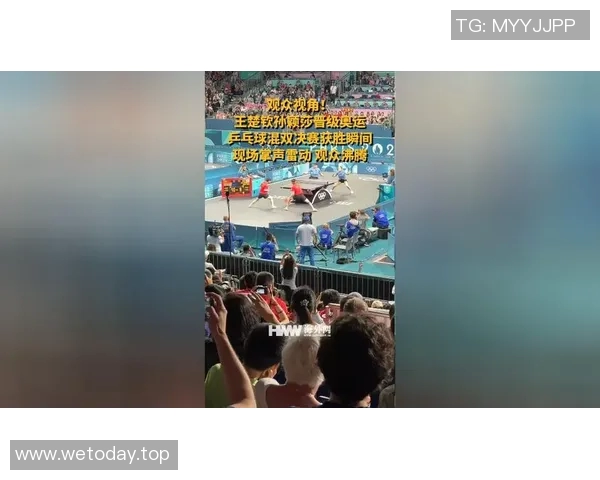 球员赛场求婚成功,观众掌声雷动 球员赛场求婚成功,观众掌声雷动